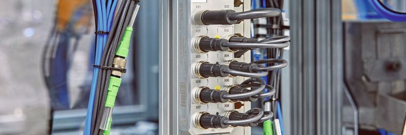 Flexible und effiziente Feldverdrahtung mit der neuen M12-Push-Pull-Schnellanschlusstechnik und den Axioline E-Geräten der nächsten Generation.(Bild:  Phoenix Contact Electronics GmbH)