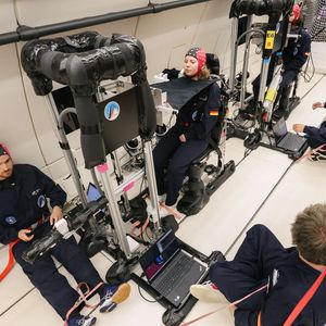 Konzentriert bei der Sache: Operatoren und Testpersonen während des Experiments.(Bild:  Novespace)