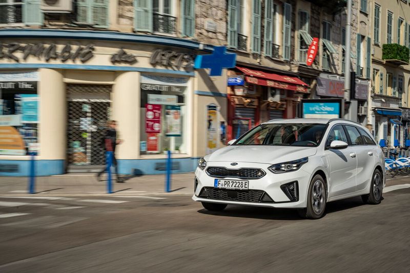 Optisch unterscheidet er sich vor allem durch den geschlossenen Kühlergrill von seinen Brüdern und tritt ansonsten schick, aber zurückhaltend auf. (Bild: Kia)