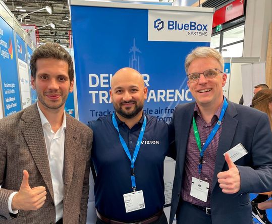 Die Qualität der Daten für Luft- und Seefrachttransporte soll mit Blick auf das Tracking in Echtzeit optimiert werden. Das bieten jetzt die Partner Bluebox Systems und Vizion an. So würden Transportprognosen sicherer. Die Partner helfen aber auch bei der Datenaufbereitung.(Bild:  Bluebox Systems)
