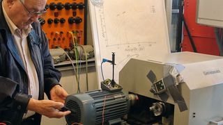 Im Labor überprüft Prof. Brosch Drehzahl und Abgabeleistung die per KSB-App gemessenen Werte der Belastungskurven. (Olenberger)