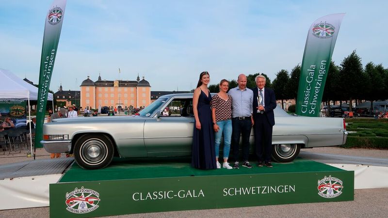 Cadillac Fleetwood Series 75, gebaut 1969 und ebenfalls aus dem Bestand der Sammlung Steim. Vor dem Fahrzeug Hannes Steim mit Frau, umrahmt von der 23. Deutschen Edelsteinkönigin Cécile „Sissi“ Elligsen und Classic-Gala-Kurator Hans Hedtke. (Bild: Peter Diehl)