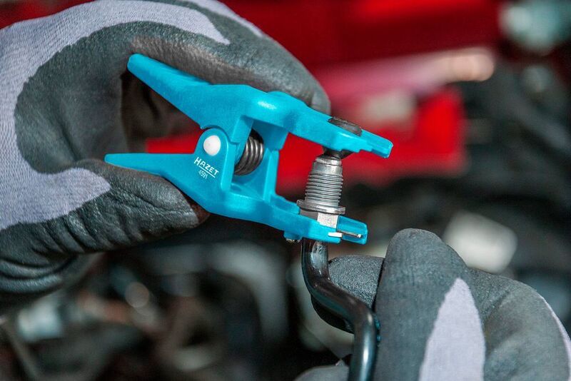 Mit der Schnellklemme verhindert der Kfz-Profi, dass eine Bremsleitung leerläuft, beispielsweise, wenn er einen Bremsschlauch erneuert. (Hazet)