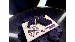 Bild1: Hier sieht man additiv gefertigte Demonstratoren aus einem Hochtemperatur-Supraleiter-Material. Am Lehrstuhl für Digital Additive Production der RWTH Aachen will man so günstiger Supraleiter aus YBCO aus der Taufe heben, die etwa stabiler sind als bisherige. (Bild: RWTH DAP)