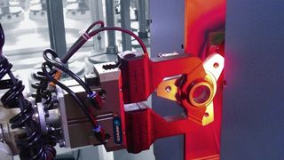 In einem einzigen Step prüft diese Messzelle drei unterschiedliche Teilemerkmale. Die additiv gefertigten Schunk Greiferfinger verhindern dabei Reflexionen des Kameralichts. (Bild: Schunk)