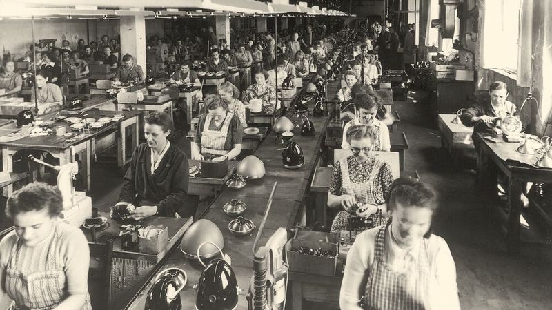 Von fleißigen und fingerfertigen Frauenhänden gefertigt erfolgte die Leuchten- bzw. Scheinwerfermontage, hier um 1950. (Bild: Hella)