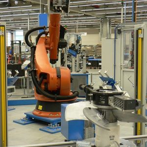 Da die schwersten Teile bis zu 50 kg wiegen, werden im neuen Werk auch Roboter zum Heben und zum Transport eingesetzt. So lassen sich neue ergonomische Abläufe entwickeln. Bild: Michel