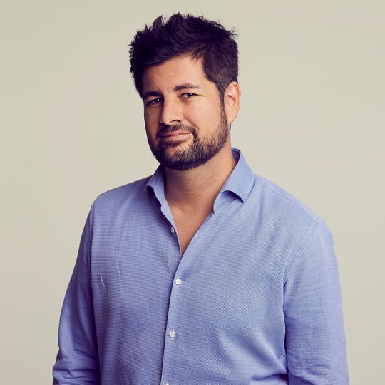 Dr. Bastian Gerhard ist Managing Director von Entirely.ai. Er leitet Produkt, Architektur und Engineering mit Schwerpunkten in KI, skalierbaren Plattformen und Integrationsarchitekturen – mit Fokus auf erklärbarer, regelkonformer Automatisierung. Zuvor verantwortete er unter anderem das Corporate Venturing bei Alpiq (CleanTech) und skalierte Zalandos Tech-Organisation.(Bild:  Entirely.ai)