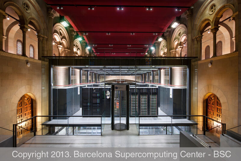 MareNostrum (lateinisch für „unser Meer“, eine alte Bezeichnung für das Mittelmeer) ist ein Supercomputer an der Universitat Politècnica de Catalunya in Barcelona. Der IBM-Cluster ist in eine säkularisierte Kapelle eingebaut und von hohen Glaswänden umgeben. (Bild: Barcelona Supercomputing Center - BSC)