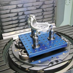 Platz 4: Mit dem modularen 5-Achs-Modul-Spannsystem von Kipp konnte Glossform Bauteile mit komplexen Konturen sicher und präzise fixieren.(Bild:  Kipp)