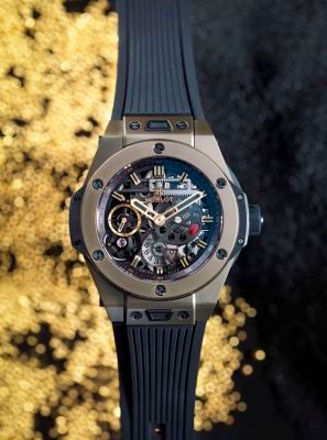 Armbanduhr Big Bang Meca-10 Magic Gold: Eine Armbanduhr repräsentiert wie kaum ein anderes Schmuckstück das Stilempfinden ihres Trägers. Die Big Bang Meca-10 Magic Gold stellt eine in ihrer Erscheinung überaus markante Armbanduhr dar, wobei bei ihrer Gestaltung insbesondere die Mechanik und Materialgebung im Mittelpunkt standen. Inspiriert von der Bauweise der bekannten Meccano-Metallbaukästen, fasziniert sie mit einer innovativen Konstruktion. Das Werk wurde für diese Uhr eigens neu konstruiert, um so die Mechanik von außen sichtbar zu machen. Sie hat kein Zifferblatt, sondern man blickt zwischen den Zeigern in das aus 79 Teilen bestehende Uhrwerk hinein. Auf diese Weise erlebt der Betrachter unmittelbar den lebendig anmutenden Vorgang der Zeitmessung. Eine weitere Innovation der Big Bang Meca-10 Magic Gold ist ihre ungewöhnliche Materialgebung. Die Mechanik sitzt in einem Gehäuse aus „Magic Gold“, einer Verbindung von 24-karätigem Gold und Keramik. Diese kratzfeste und äußerst harte Goldlegierung wurde von Hublot in Zusammenarbeit mit der École polytechnique fédérale de Lausanne (EPFL) entwickelt, Hersteller Hublot SA, Nyon, Schweiz.  (Bild: Red Dot / Hublot SA)