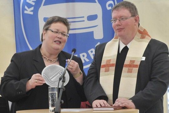 Pfarrerin Katharina Beltinger und Pfarrer Markus Bader segneten die neuen Räume. (Foto: Zietz)