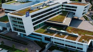 Das Hauptquartier des Konzerns in Friedrichshafen. Im vergangenen Jahr stieg die Zahl der Mitarbeiter weltweit um knapp 2.800. (ZF Friedrichshafen AG)