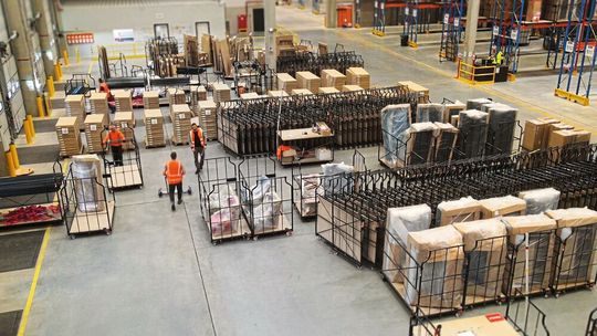 Mithilfe der Leogistics-Software ist eine konkretere Belegungsplanung der Verladetore möglich, die Verladeteams können optimal ausgelastet werden.(Bild:  Home24)