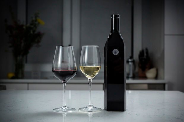 Die smarte Weinflasche macht den gemütlichen Abend mit Freunden noch besser. Weine entdecken, sich austauschen und dabei immer den Wein genießen, den man trinken möchte und nicht den, der eben gerade offen ist. Wer würde das nutzen? (Kuvee)
