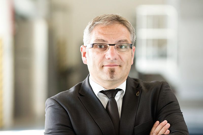 SHW-Geschäftsführer Anton Müller:„Aus heutiger Sicht fehlt mir das Verständnis wenn wir für zivile Fertigung keine Werkzeugmaschinen liefern dürfen aber Verträge über Flugzeugträger und Scharfschützengewehre weiter erfüllt werden.“ (Bild: SHW)
