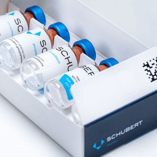 Auf der neuen Verpackungsmaschine können ein, drei, fünf oder zehn Vials in Kartonschachteln verpackt werden. Hier das Format mit den fünf Vials liegend im Gefache der Schachtel. (Bild:  Gerhard Schubert GmbH)