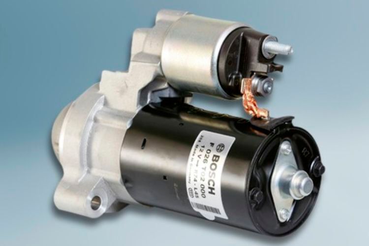 Anders als das alte Original fällt der Nachbau-Anlasser für diverse Porsche-Modelle kleiner und leichter aus – einem Getriebe sei Dank. (Bild: Bosch)