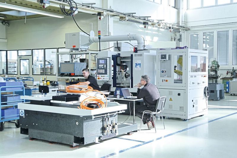 Während der Hausausstellung bei Danobat-Overbeck im April 2019 konnte die Maschinenmontage in den verschiedenen Aufbauphasen besichtigt werden. (Anne Richter, SMM)