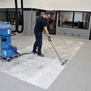 Zuerst wird, so vorhanden, der Fliesenboden entsprechend der Platzmaße ausgestemmt und mit einer Diamantfräse geglättet und gereinigt.
