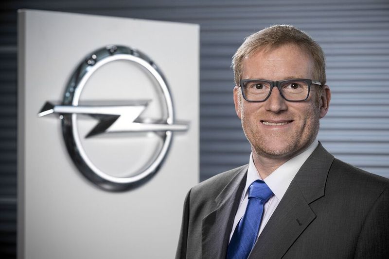 In diesem Zuge tritt Marcus Lott, derzeit Vice President Body in White, Equipment & Materials Engineering, ebenfalls zum 1. August 2020 die Nachfolge von Christian Müller als Entwicklungschef von Opel/Vauxhall an – und tritt in die Geschäftsführung des Autoherstellers ein.

Marcus Lott ist seit Januar dieses Jahres Vice President Body in White, Equipment & Materials Engineering. Zuvor war er Vice President Programs & Strategy von Opel/Vauxhall. Zudem verantwortete er die Entwicklung verschiedener Modelle in Nordamerika, Südamerika, Asien und Europa. (Opel)