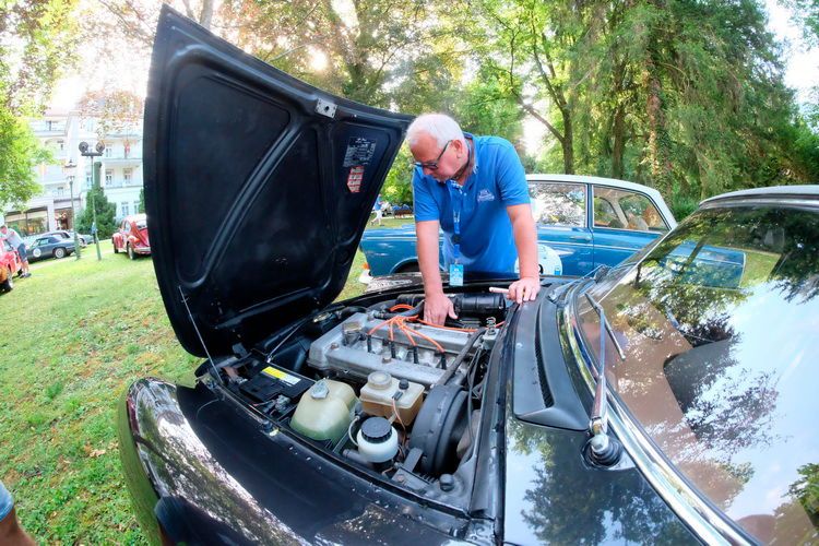Noch alles dran? Manfred George geht auf Nummer sicher und prüft bei seinem Alfa Romeo Spider 2.0 (Baujahr 1983) lieber nach.  (Bild: Zietz/»kfz-betrieb«)