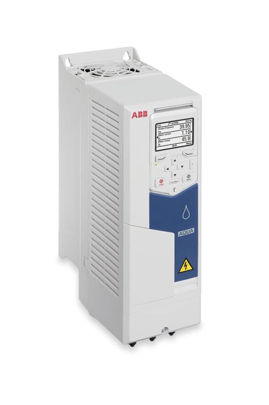 Bild eines Frequenz­umrichters ACQ580. Der MWA sind am ACQ580 neben der Pumpenreinigungsfunktion noch weitere Funktionen wichtig. (Bild:  ABB)