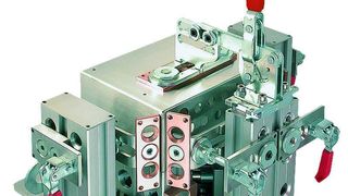 Das Spannsystem zum Roboter-Laserschweißen kombiniert die Vorteile von T-Nutprofilsystemen und von in der Schweißtechnik etablierten Lochrastersystemen.Bild: AMF (Archiv: Vogel Business Media)