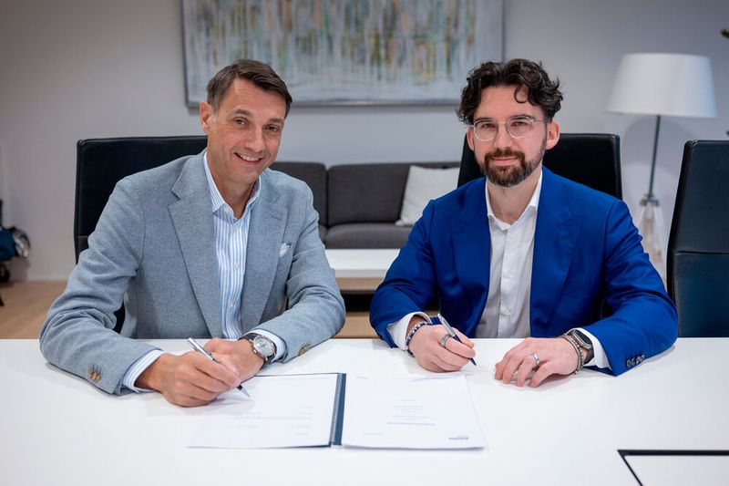 Patrick Fruth (links), CEO Division Mobility TÜV Süd, und Rafael Osmanov (rechts), Gründer Helix Partners, unterzeichnen den Kaufvertrag.(Bild:  TÜV Süd)