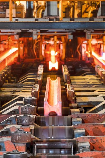 Vorblöcke am Ausgang der Stranggiessanlage, direkt nach der Brennschneidemaschine.  (Bild: SMS Concast AG)