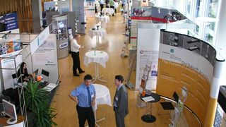 Während der Vorträge herrschte Ruhe im Bereich der Ausstellungen, doch in den Pausen reges Treiben.  (Bild: jab)