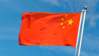 Die Exportflagge Chinas weht (nochmal) lebhaft im Wind, denn die Ausfuhren aus dem Land sind vor dem eskalierenden Zollstreit mit den USA höher, als Experten zunächst geglaubt haben ... (Bild: Ching Hong)