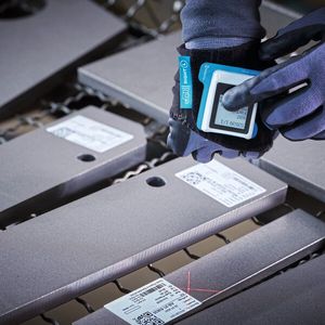 Mit den Handrückenscannern von Nimmsta wurde die gesamte Kommissionierung bei Reichwald auf papierlos umgestellt, was erheblich Zeit und Kosten spart.(Bild:  Nimmsta)