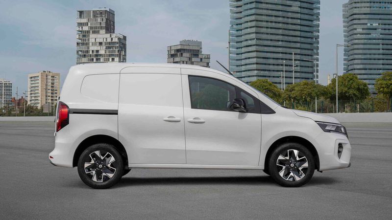 Zunächst wird es die Cargo-Version in der L1-Version mit normalem Radstand geben. Später im Jahr ist zusätzlich die lange L2-Variante erhältlich. (Bild: Nissan)