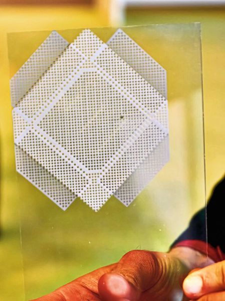 Der Prototyp einer transparenten Antenne von Celestial Space Technologies.  (Bild: © Elektronikpraxis / Richard Oed)