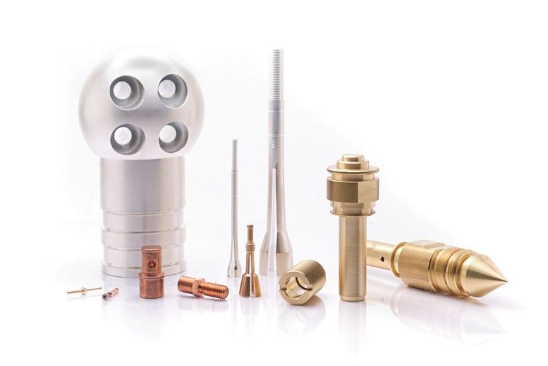 Typisches Bauteilspektrum der Eglin Präzisionsmechanik. Eine besondere Stärke ist die spanende Bearbeitung von Kupferlegierungen bis hin zu Reinkupfer.  (Bild: NIELS FRANKE)