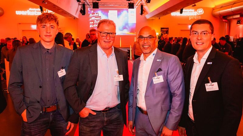 Die Preisverleihung ist seit jeher auch ein Vernetzungsevent – hier treffen Jens Kowald und Marcus Aquilla von Aumovio mit den Kfz-Unternehmern Detlev und Marlon Moszicke zusammen (von rechts nach links). (Bild: Stefan Bausewein)