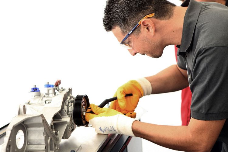 Beim Twin-Cup messen sich Techniker und Serviceberater aus der Audi-Partnerorganisation in verschiedenen Theorie- und Fachprüfungen. (Foto: Audi)