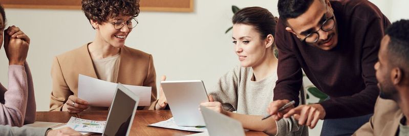 In einem letzten Schritt auf der Reise zur Smart Factory steht die horizontale Integration an, die das interne Verständnis für andere Bereiche und die Zusammenarbeit deutlich verbessern kann.(Bild:  gemeinfrei / Pexels)