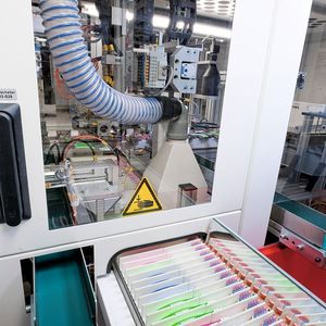 Bild 2: Der Qualitätssicherung dient ein automatisches, kameragestütztes Kontrollverfahren. So gelangen nur einwandfreie Zahnbürsten zur Verpackungsstation. 
