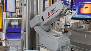 Die unbedruckten Kappen werden über einen Flexibowl-Förderteller bereitgestellt, ihre Lage wird von einem Bildverarbeitungssystem erkannt und an die Robotersteuerung kommuniziert. (Bild: Mitsubishi Electric)