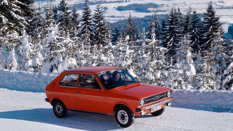 Als Motorisierung stand ein 1,1-l-Motor zur Verfügung, der als Audi 50 LS 37 kW (50 PS) leistete und auf Normalbenzin ausgelegt war, sowie als Audi 50 GL 44 kW (60 PS) hatte und aufgrund der höheren Verdichtung Superbenzin benötigte. Ab August 1977 wurde letztere Version durch einen Motor mit 1,3-Liter (1.272 cm³) Hubraum ersetzt, der für Normalbenzin ausgelegt war.  (Bild: Audi AG)