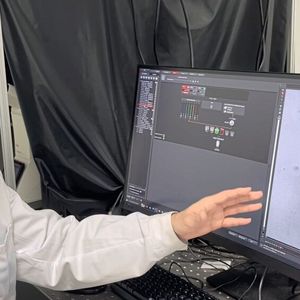 Forscher Chen Wang beobachtet die Ausdifferenzierung zur Knochenzelle.(Bild:  Andreas Schmitz / TUM)