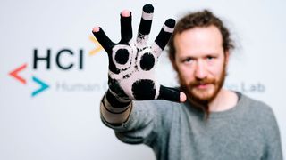Der polymerisierte Handschuh kann zum digitalen Erfassen von Handbewegungen genutzt werden.  (Bild: Oliver Dietze/Universität des Saarlandes)