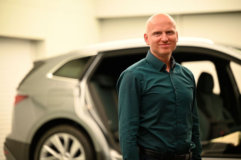 „Das Hauptpotenzial des Nachhaltigkeitsansatzes von Škoda liegt in der Reduzierung des Ressourcenverbrauchs für die Herstellung von Kunststoffen und in der Verwendung von Abfällen oder bereits verwendetem Material. Doch wir bereiten uns damit auch auf künftige gesetzliche Anforderungen der EU-Altautoverordnung vor“, sagt Dalibor Kopáč, Entwicklungsingenieur bei Škoda. (Bild: Skoda)