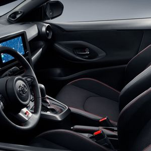 Umfassend überarbeitet hat der japanische Hersteller den Innenraum seines kompakten  Sportlers.(Bild:  Toyota)