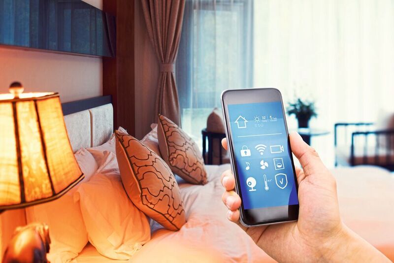 39 Prozent wünschen sich mehr Komfort durch ein smartes Hotel. Das Licht, die Raumtemperatur oder die Musik wollen sie entweder per Smartphone-App oder direkt per Sprachbefehl steuern. (zhu difeng - stock.adobe.com)