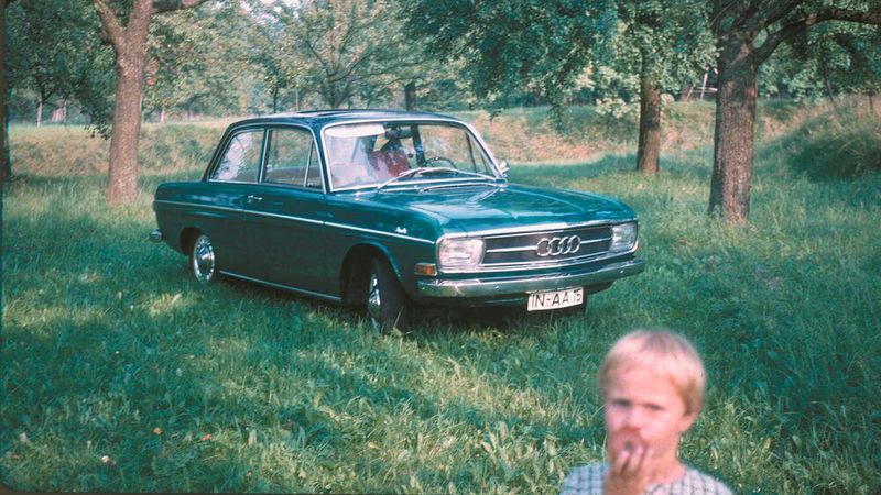  60 Jahre Audi Viertakter aus Ingolstadt – Im Sommer 1965 erfand sich die Marke mit den vier Ringen neu und ersetzte die DKW-Zweitaktmodelle. (Bild: AUDI AG)