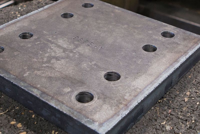 Vorher (links), nachher (rechts): die Hauptanwendung bei Unger ist das Fräsen eines Radius bei Bohrungen in Stahlbauteilen zur Vorbereitung auf eine hoch-wertige Korrosionsschutz-Beschichtung. (Metabo)