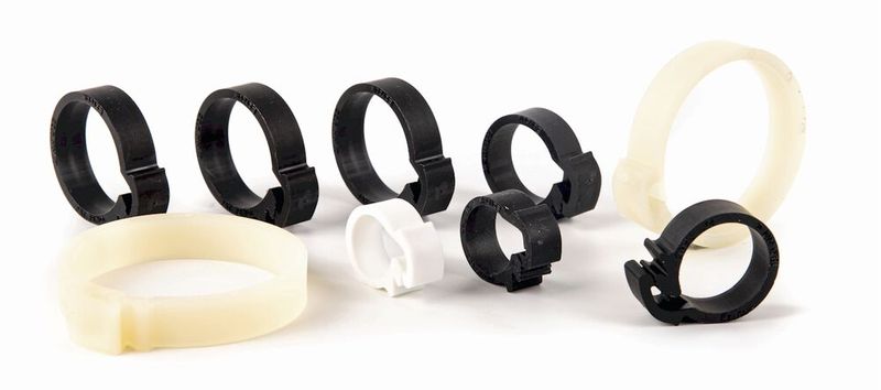 Mit ihrem extra flachen Verschluss sind die Ezyclik-Schlauchschellen von Bormann & Neupert noch stärker für den Einsatz in schwer erreichbaren Bauräumen ausgelegt.  (Bild: Bormann & Neupert)